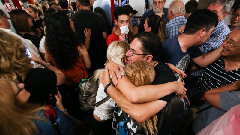 El abrazo tras conocerse los resultados parciales.