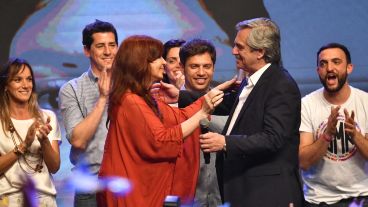 Cristina y Alberto se abrazan tras la victoria.