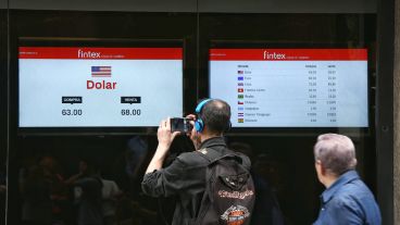 En casas de cambio el billete verde estaba $68.