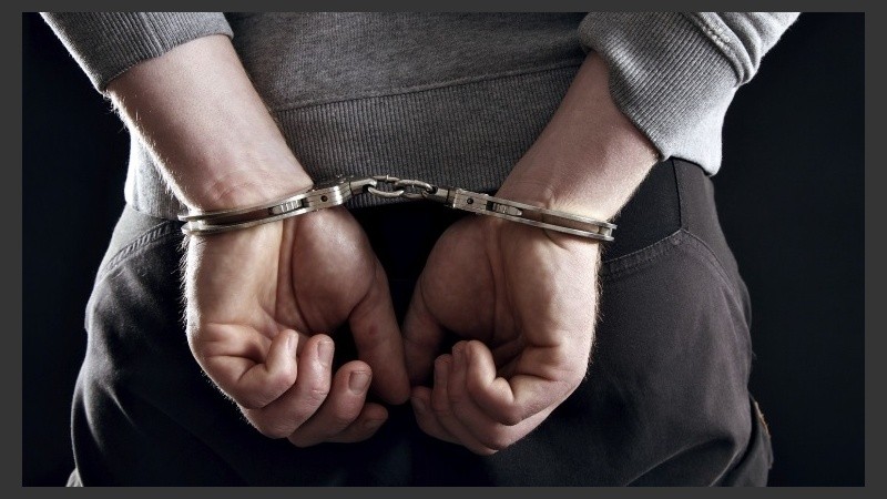 Dos hombres y una mujer fueron detenidos tras sufragar en establecimientos educativos.