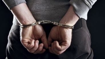 Dos hombres y una mujer fueron detenidos tras sufragar en establecimientos educativos.