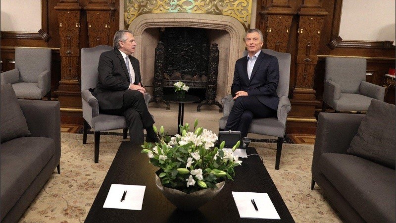 Una foto del encuentro entre Macri y Fernández este lunes en Casa Rosada. 