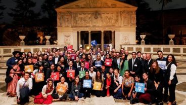 Representantes de organismos internacionales y jóvenes participantes del simposio.