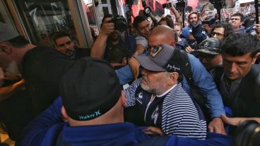 Diego llegó a Rosario y todo se desbordó en la puerta del hotel.