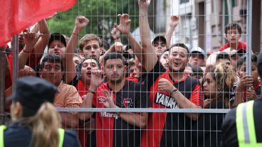 Así esperaban los hinchas leprosos a Maradona este lunes.