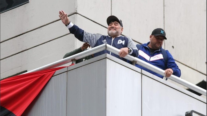 Diego salió al balcón del hotel para saludar a los hinchas. 