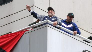 Diego salió al balcón del hotel para saludar a los hinchas.