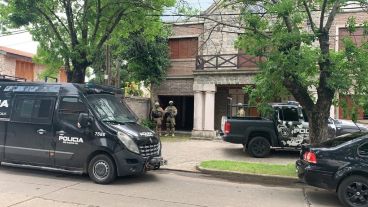 Este lunes se realizó un nuevo allanamiento en la casa del triple crimen de La Florida.