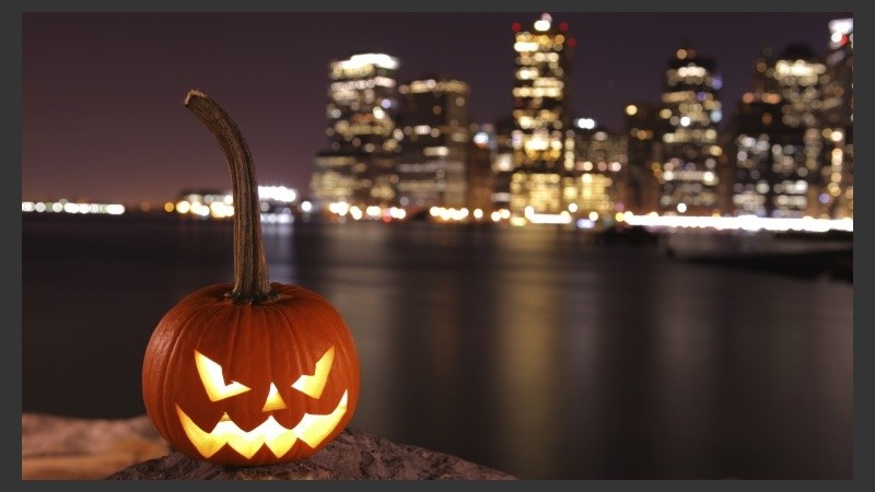 Calabazas, los disfraces de bruja y el “truco o trato” invaden las calles.