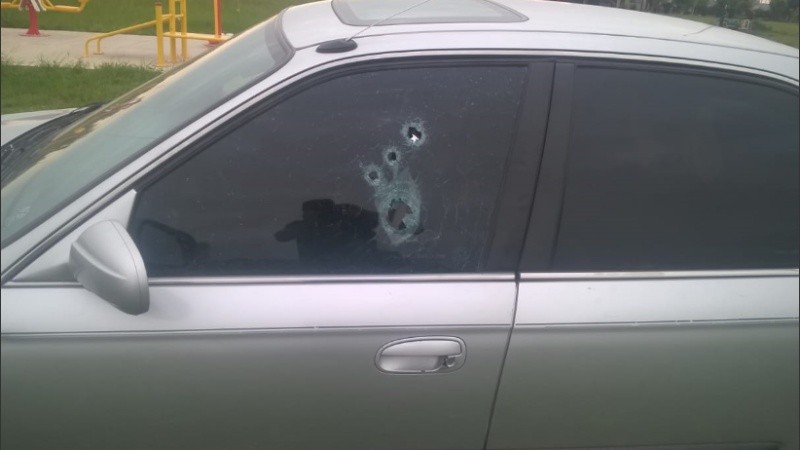 Los disparos ingresaron por la ventanilla del conductor.