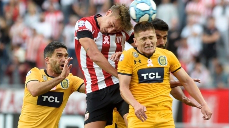 Disputa aérea en una jugada del primer tiempo en el Estadio Único.