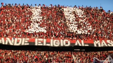 Una multitud en el estadio para recibir a Diego Maradona.