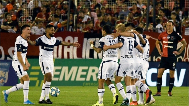 Gimnasia festeja, Lema no lo puede creer. Newell's, goleado por el Lobo.