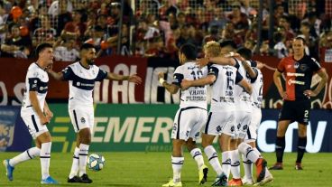 Gimnasia festeja, Lema no lo puede creer. Newell's, goleado por el Lobo.