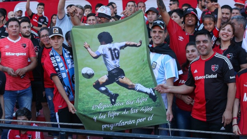 Maradona y un homenaje en su regreso al Coloso.