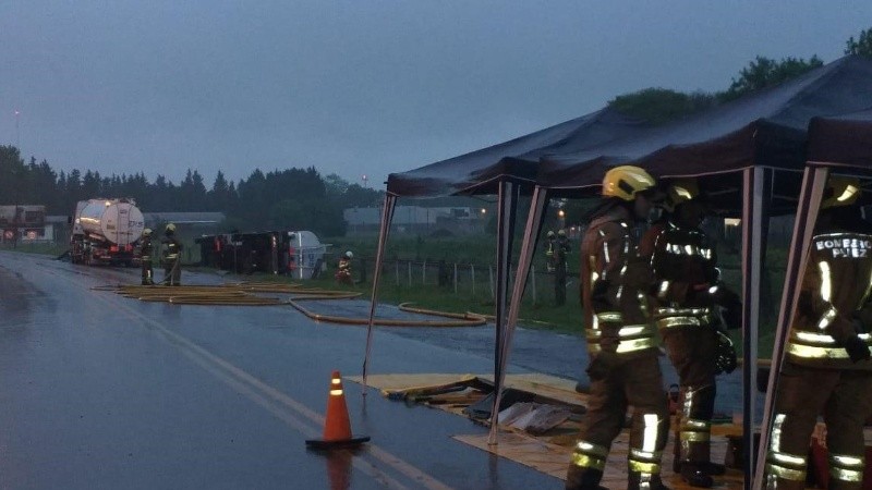Con la caída, el camión vertió su carga de biodiesel sobre el asfalto.