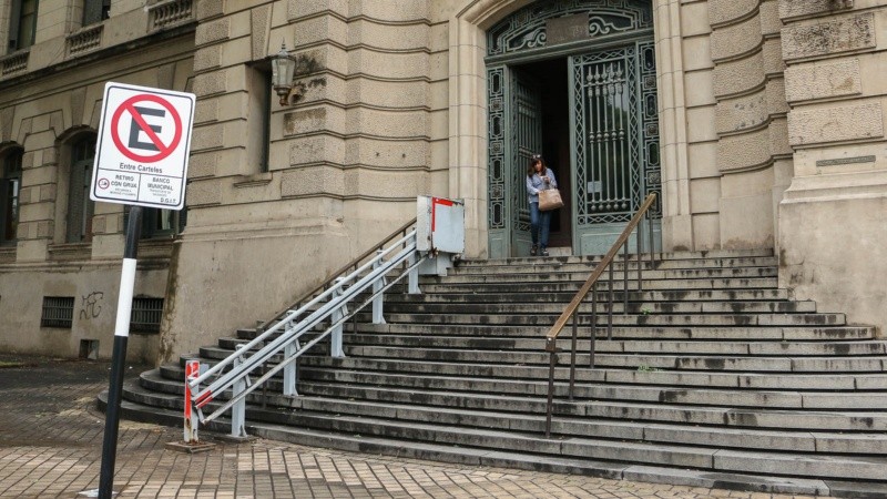 La entrada de la ex Aduana con sus dos barandas. 