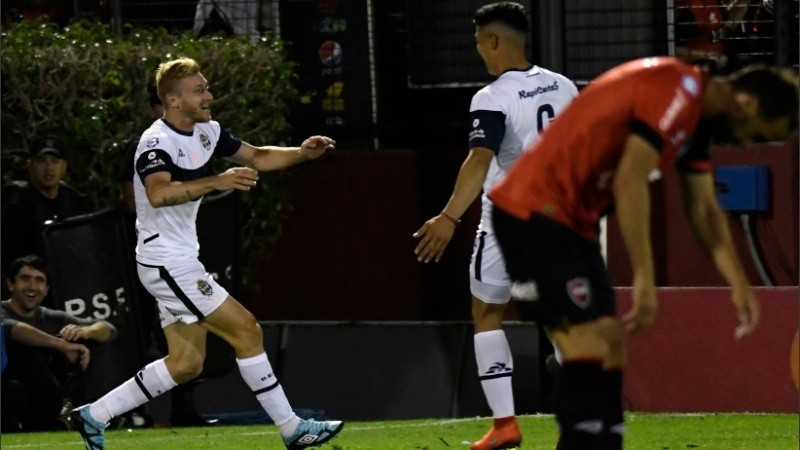 Lema sufre, Gimnasia disfruta de la goleada.