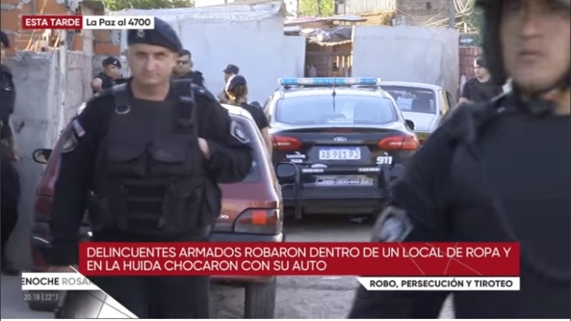 Datos oficiales informaron que los delincuentes entraron a un comercio de Larrea y La Paz y armados encerraron bajo amenazas a empleadas y clientes dentro de un probador. 