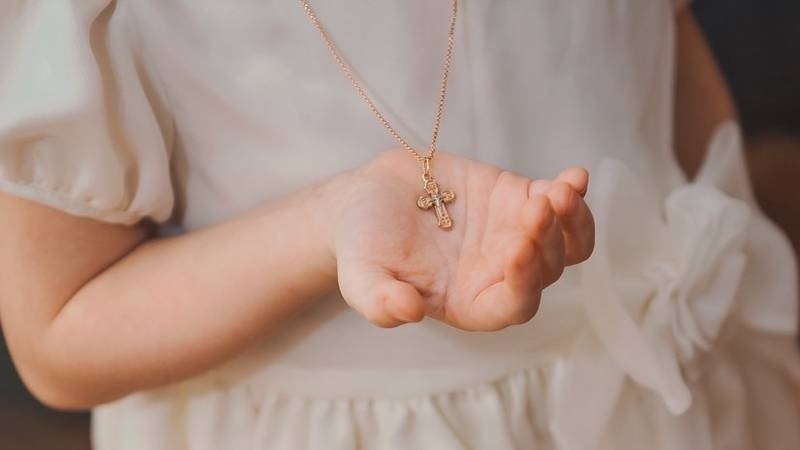 La mujer quería exorcizar al policía.