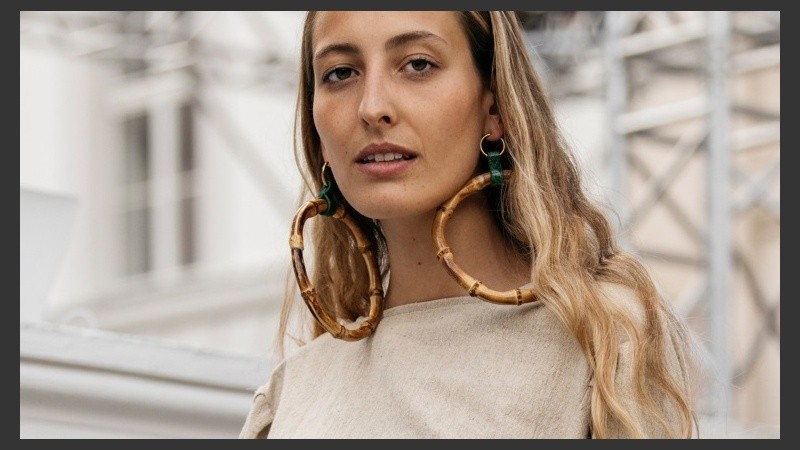 Este material lleva un par de años pegando fuerte por su sencillez y por ese toque natural.