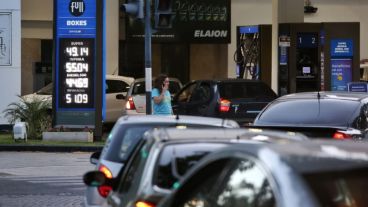 Ante la confirmación, muchos se agolparon en estaciones de servicio este jueves.