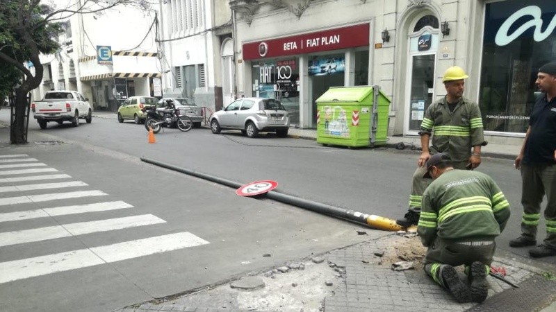 La columna caída luego del choque en el centro rosarino. 