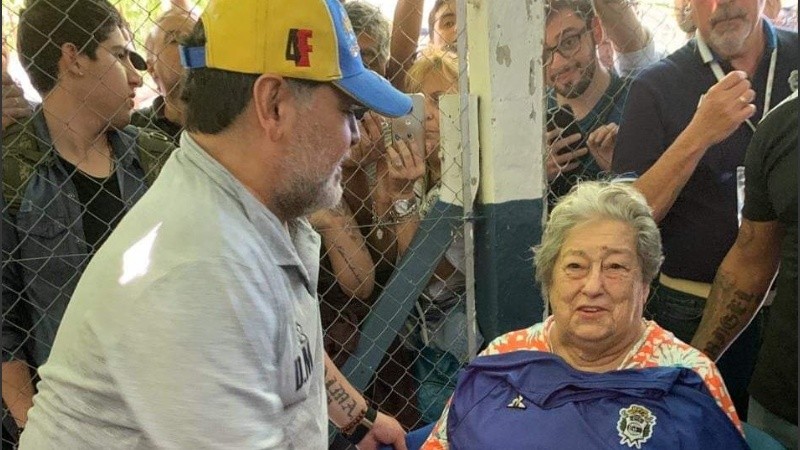 Maradona y Hebe de Bonafini en el estadio del Lobo.