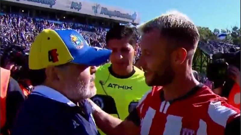 El Diez y la Gata, un cruce inesperado en el Bosque.