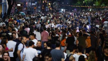 Una multitud circulando por Pellegrini.