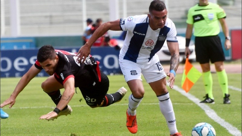 Enzo Díaz arremete ante la marca de Julián Fernández, que no puede.