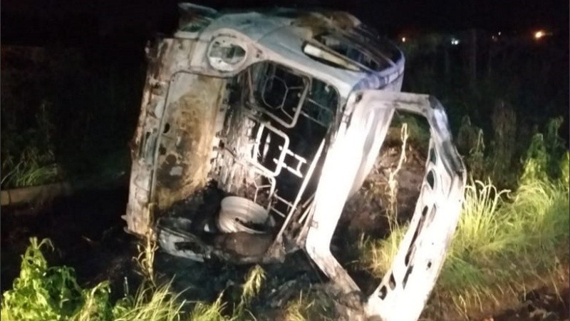 El vehículo se prendió fuego pero sus ocupantes pudieron salir ilesos. 