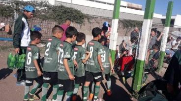 Los chicos del Amistad a punto de salir a la cancha.