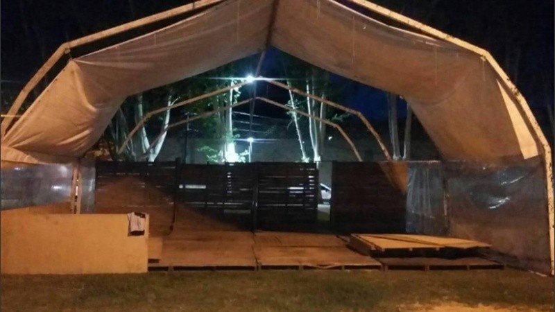 Según la denuncia, las lonas miden aproximadamente unos diez metros.