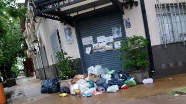 Basura frente al municipio de Funes.