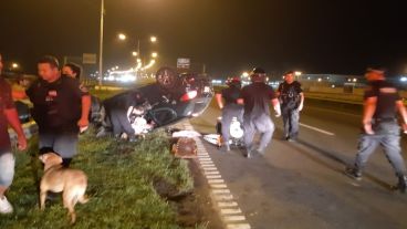 El auto quedó dado vuelta y la joven conductora atrapada en su interior.