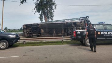 El vuelco se produjo en el ingreso a Santa Fe.