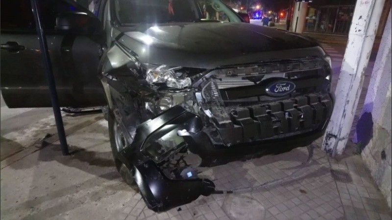 La camioneta se fue contra la garita donde esperaban el colectivo dos mujeres. 