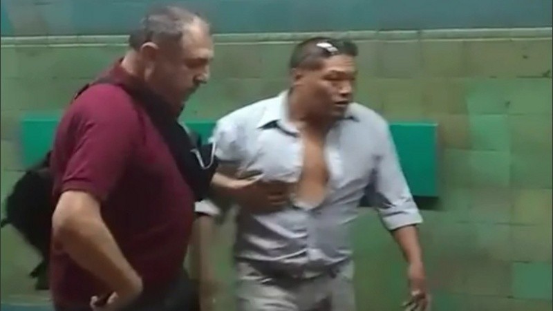 El agresor fue retenido por los pasajeros y pudo ser detenido. 