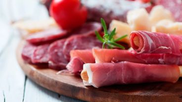 La carne roja procesada o sin procesar se asocia con el mayor aumento en el riesgo de enfermedades.