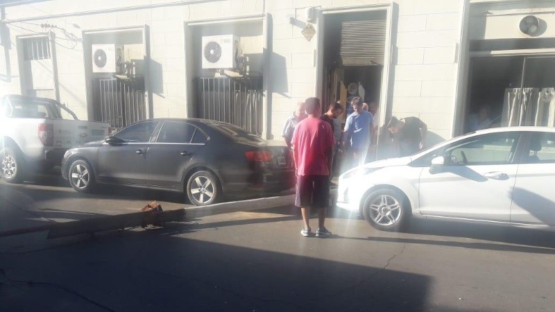 El poste caído sobre la vereda en la cortada. 