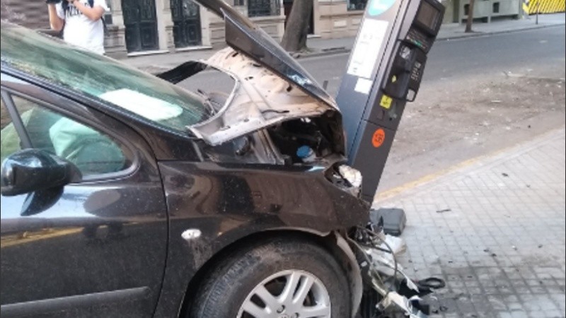 El Peugeot derribó el parquímetro.
