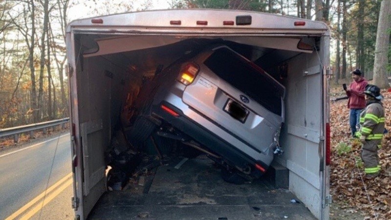  El auto quedó encajado e inclinado en el interior del remolque.