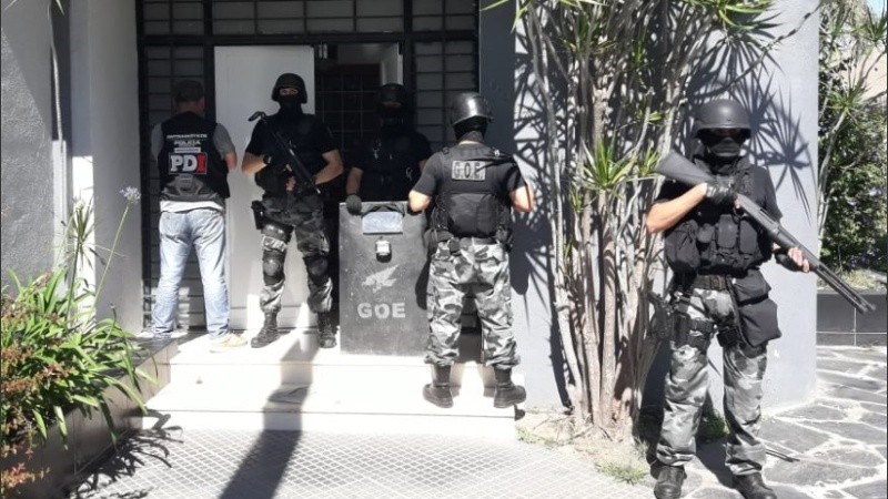 Personal policial en uno de los allanamientos.