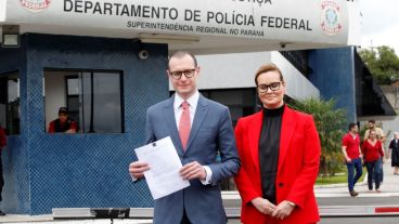 Los abogados de Lula en la sede policial de Curitiba donde está preso.