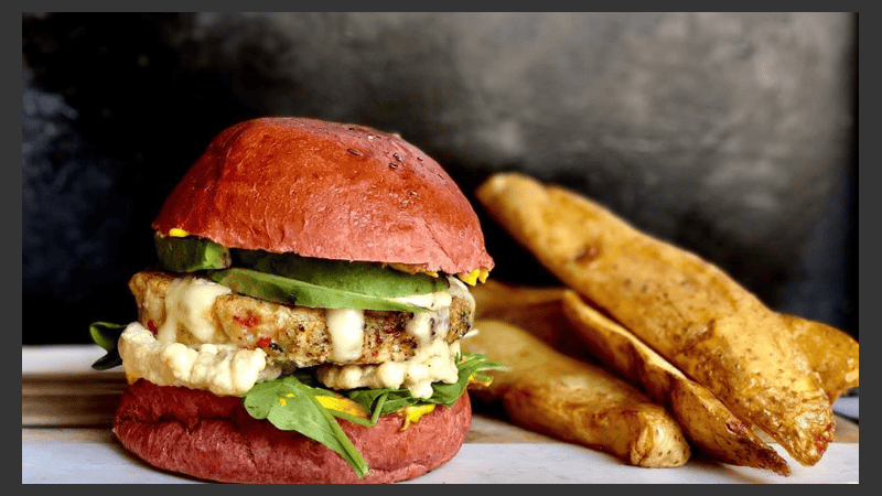 Su vasta carta está compuesta por exquisitas propuestas italianas, españolas y francesas típicas.