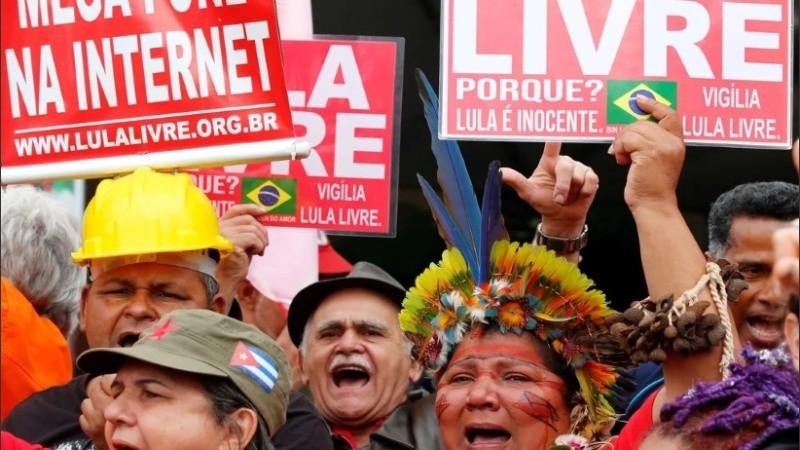 La multitud que lo esperaba afuera del penal estalló de alegría tras la liberación de su líder.