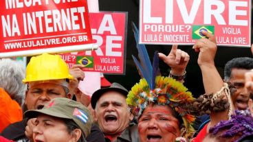 La multitud que lo esperaba afuera del penal estalló de alegría tras la liberación de su líder.