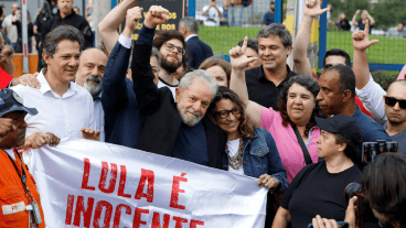 Puño alto tras salir de la cárcel: la primera imagen de Lula libre.