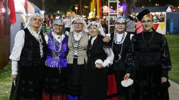 Postales de la noche inaugural de la fiesta de Colectividades.